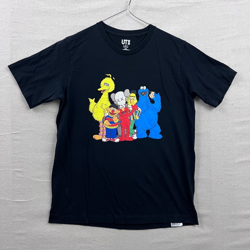 Uniqlo KAWS Sesame Street T-Shirt Mens M Black Graphic Short Sleeve Crewneck
